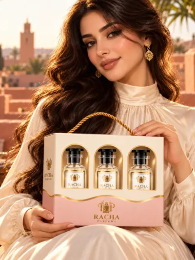Femme tenant le Coffret Femme Racha